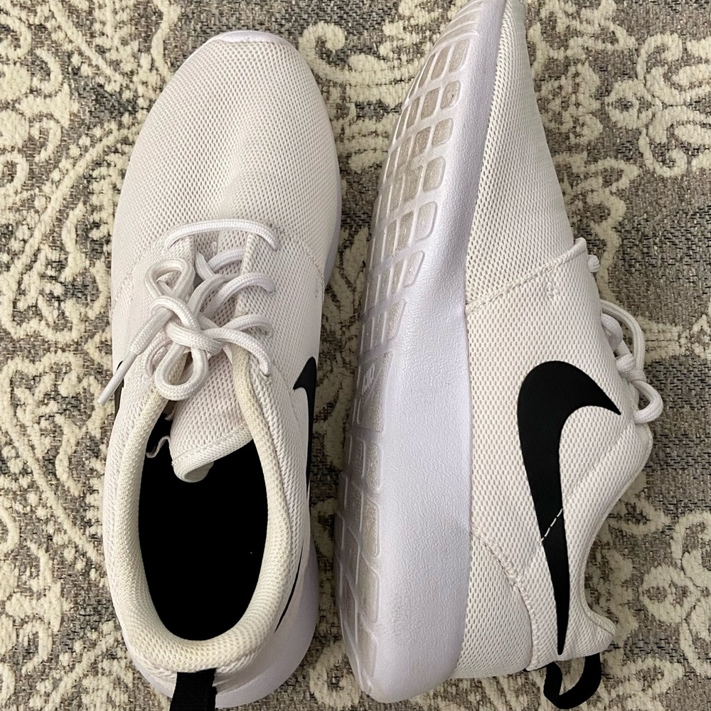 *SOLD* Womens Roshe One “White Black”